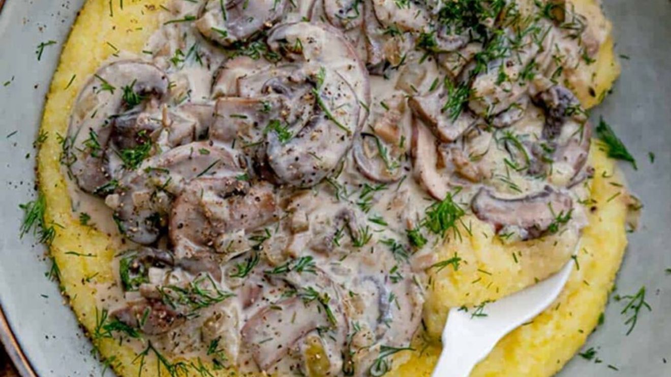 Ciulama de ciuperci, un prânz numai bun după atâtea zile cu carne în meniu / Se prepară rapid, e sățioasă și gustoasă