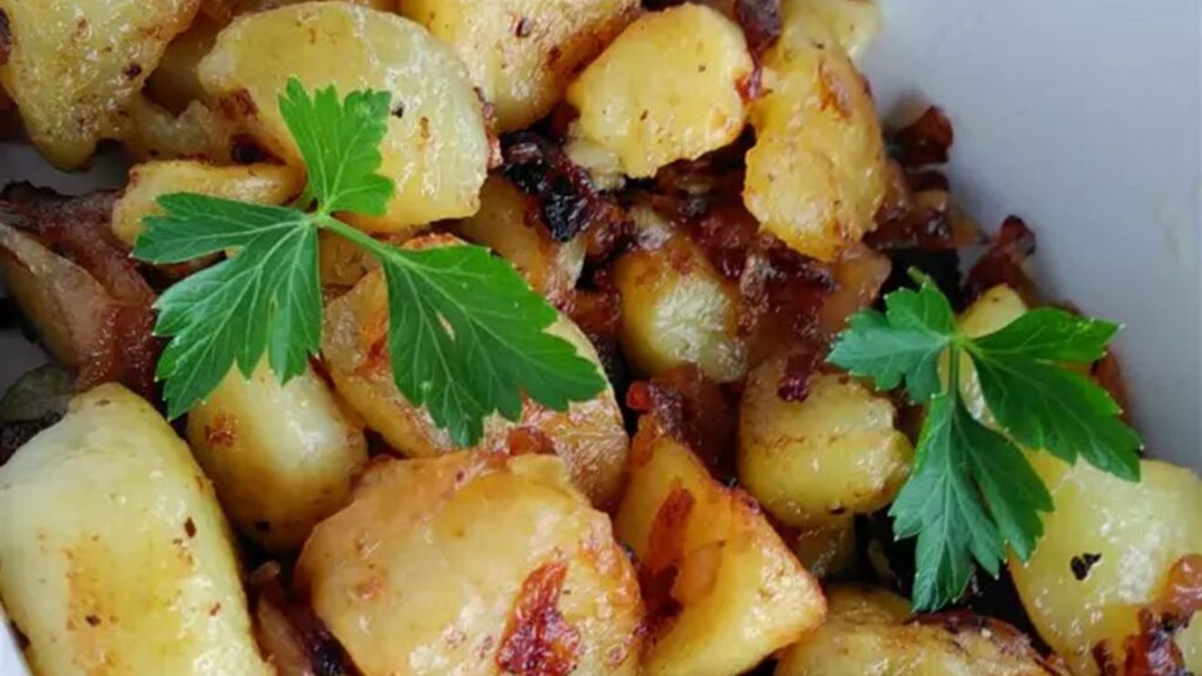 Cartofi copți, o rețetă ușoară pentru cină/Poate fi preparată din cartofii rămași, dacă ai fiert sau copt în cuptor prea mulți cu o zi înainte