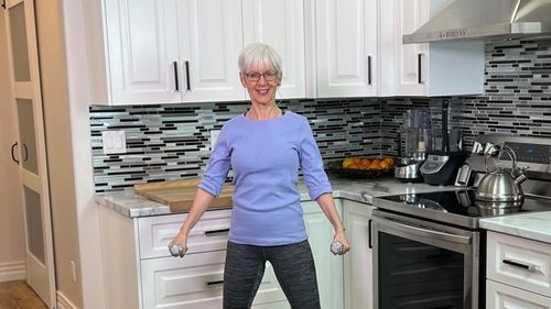 Instructoare de fitness de 67 de ani și care arată ca de 40, cu peste 1 milion de followers: iată cum se hrănește ca să se mențină în formă