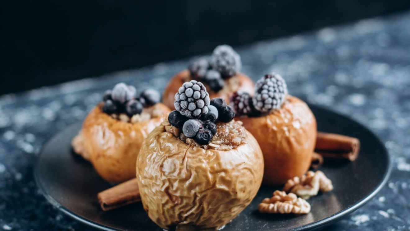 Când ți-e poftă de ceva dulce, rapid și sănătos: mere coapte, umplute cu afine / Pentru diversitate, poți folosi o varietate de tipuri de umplutură