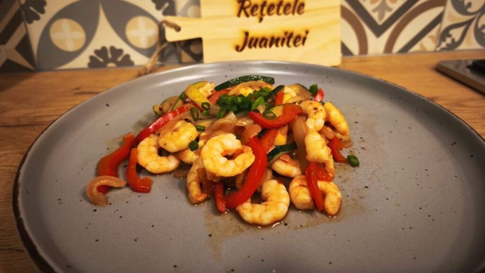 Rețetele Juanitei | Tigaie caldă cu creveți și legume/ Cu sau fără arome asiatice, e delicioasă și se prepară în zece minute