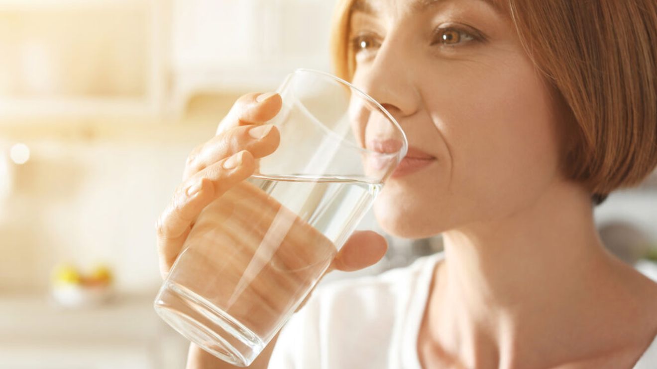Ce se întâmplă în organism atunci când bei cu adevărat suficientă apă / Beneficiile observate de nutriționiști, de la digestie la nivelul de energie