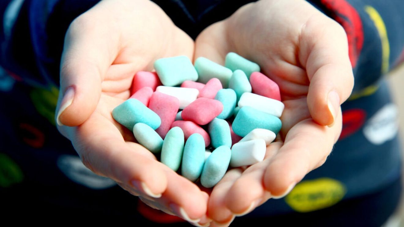 Pe 30 septembrie este Ziua Gumei de Mestecat, sărbătorită la nivel mondial sub numele de National Chewing Gum Day / Cum a evoluat de la coaja de mesteacăn și rășini de acum 5.000 de ani, la produsul pe care îl cunoaștem azi