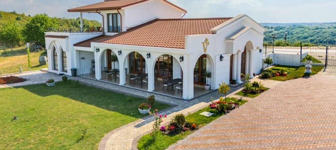 FOTO-VIDEO | „Am început cu ideea de a produce vin pentru consum propriu” / Cum a ajuns o gospodărie din Drăgășani un resort de 3 stele cu cramă