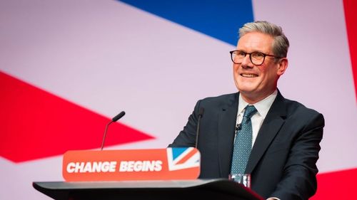 Premierul britanic face o imensă gafă la Congresul Partidului Laburist. A spus ”cârnaţi” în loc de ”ostatici”, referindu-se la războiul din Fâşia Gaza. Greșeala s-a viralizat rapid pe Internet