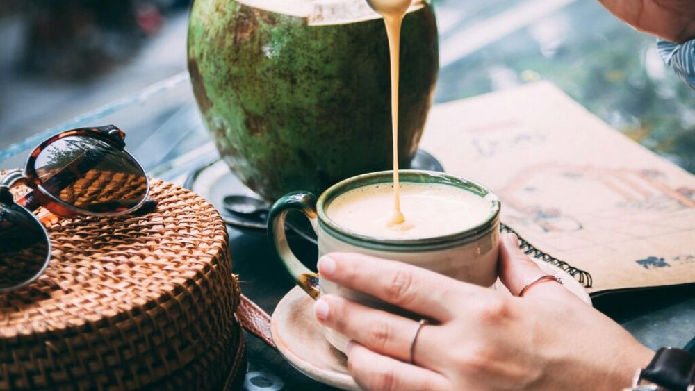 Vreți să vă stimulați metabolismul și să-l mențineți la cote maxime întreaga zi? Dacă vă puneți în cafea aceste trei ingrediente, s-ar putea să aveții succes