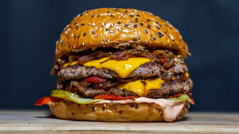 Proprietarul unei mici afaceri cu burgeri a devenit viral dezvăluind secretul prin care a menținut prețurile neschimbate din 2006 până în prezent