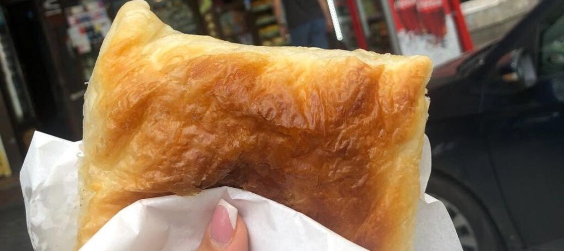 Revolta cumpărătorilor de merdenele împotriva elitiștilor consumatori de croissant a ajuns presa străină/ Le Monde: Un protest împotriva tentativei de a elimina unul dintre ultimele produse accesibile din centrul exclusivist al Bucureștiului