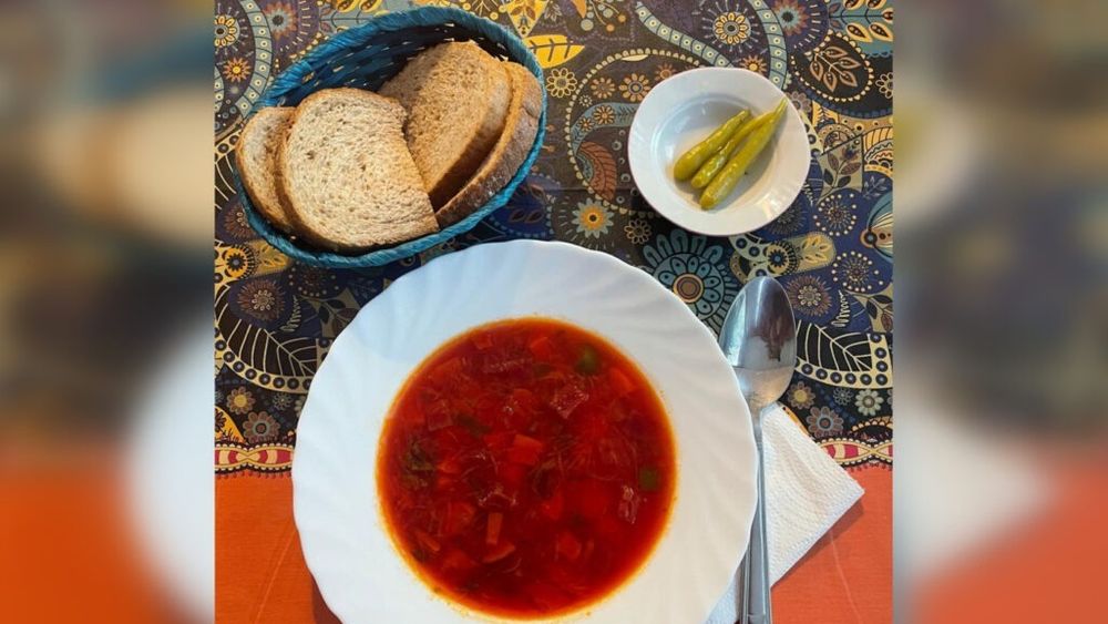 Rețetele bunicii: „Ciorbă roz”, de mor copiii de poftă
