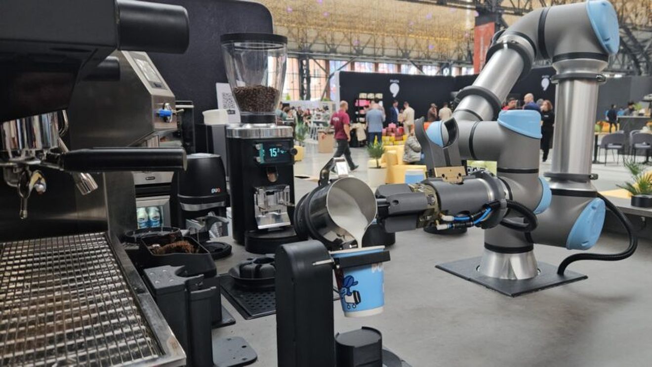 VIDEO | Inovație în industria cafelei. Cum arată și cum funcționează brațul robotic care prepară cafeaua în mai puțin de 2 minute / Comanda și plata se fac prin scanarea unui cod QR