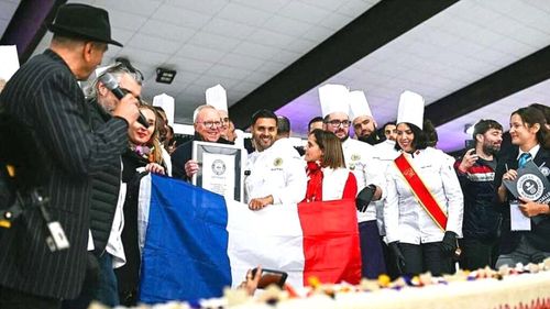 Cu un tort de 121 de metri, Franţa recâştigă recordul pentru cel mai mare tort Fraisier din lume