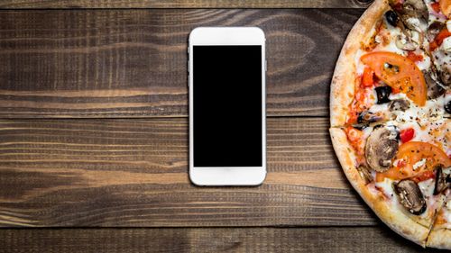 Inteligența artificială, acuzată că a provocat pierderi de 100 de milioane de dolari unei rețele de restaurante