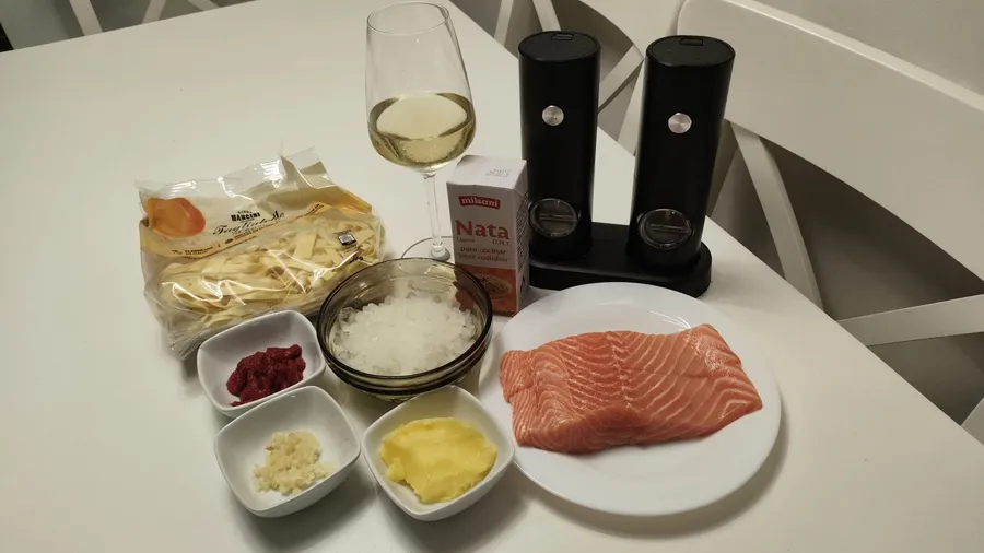 tagliatelle cu somon și sos roze