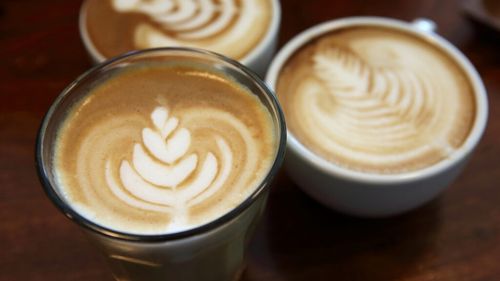 STUDIU Harvard | Nici băuturi decofeinizate, nici infuzii de plante/ Cafeaua și ceaiul negru, consumate moderat, sunt cei mai bun aliați împotriva demenței