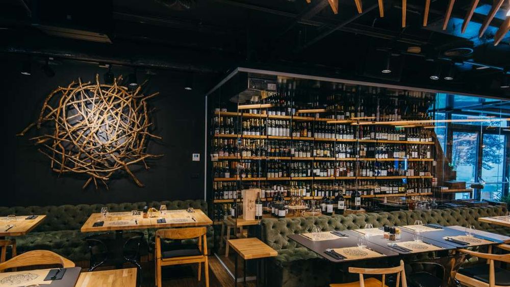 4 winebaruri din București unde să simți ca în vacanță / Locuri în care vara asta poți descoperi vinuri excelente și te poți simți ca în concediu, fără să ieși din oraș