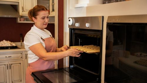 13 greșeli care pot strica mâncarea pregătită în cuptorul cu convecție / Temperatura și timpul trebuie adaptate