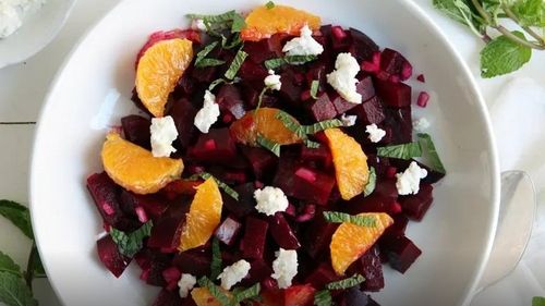 Salata de sfeclă roșie cu citrice. Rețetă ușoară de primăvară cu doar cinci ingrediente