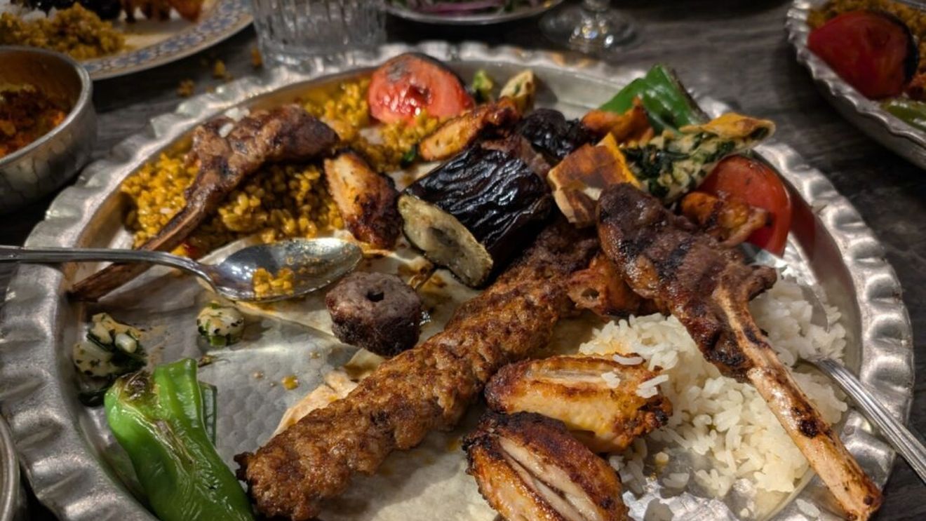 Ce am mâncat bun în deplasare: Mixed Kebap / Karışık Kebap la Istanbul. Un preparat savuros, care nu prea are legătură cu produsul știut de noi din fast-food-urile locale