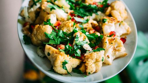 Conopidă la cuptor cu tahini și lămâie, cu nuci de pin și mentă / Garnitura simplă care transformă o legumă banală într-un preparat spectaculos