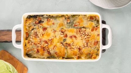 Caserolă de varză în stil lasagna, folosind frunzele întregi, și un sos rapid din cârnați printre ele. Cu varză murată poate fi o alternativă la sarmale