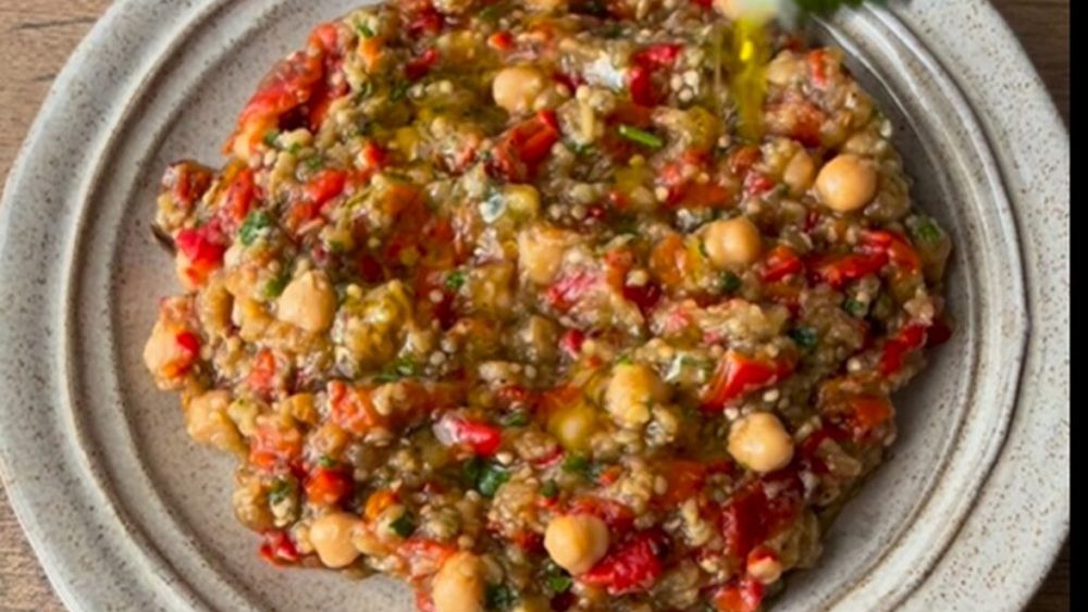 Salată de vinete cu ardei copți și năut / O rețetă de vară, ușoară, numai bună pentru o cină fără carne, dar cu aport de proteine