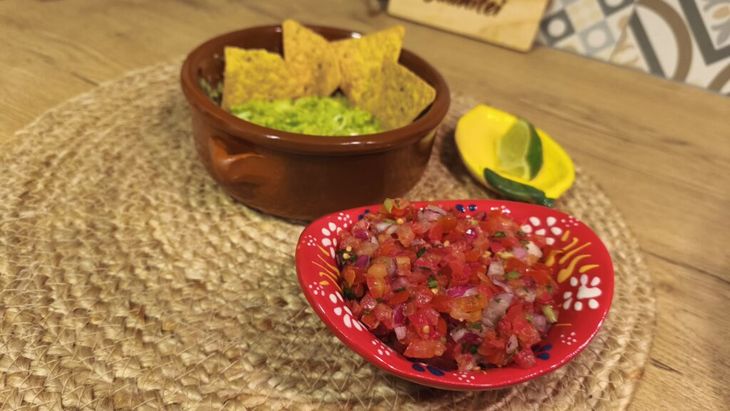 VIDEO – FOTO | Guacamole cu pico de gallo. Grăsimi bune din avocado și o garnitură de salată-sos din roșii