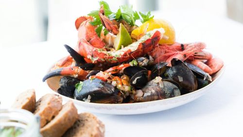 Tu știi care sunt cele mai bune și cele mai rele preparate din pește și fructe de mare, pentru sănătatea ta? / Specialiștii explică de ce somonul, tonul, cocktailul de creveți și stridiile sunt cele mai benefice alegeri, iar fish and chips este cea mai proastă opțiune de meniu