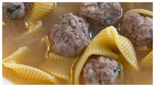 Rețetele Juanitei: Supa escudella - supa de carne cu chifteluțe și paste. Catalanii o consumă în ziua de Crăciun, dar este o opțiune sănătoasă și în zilele dintre sărbători