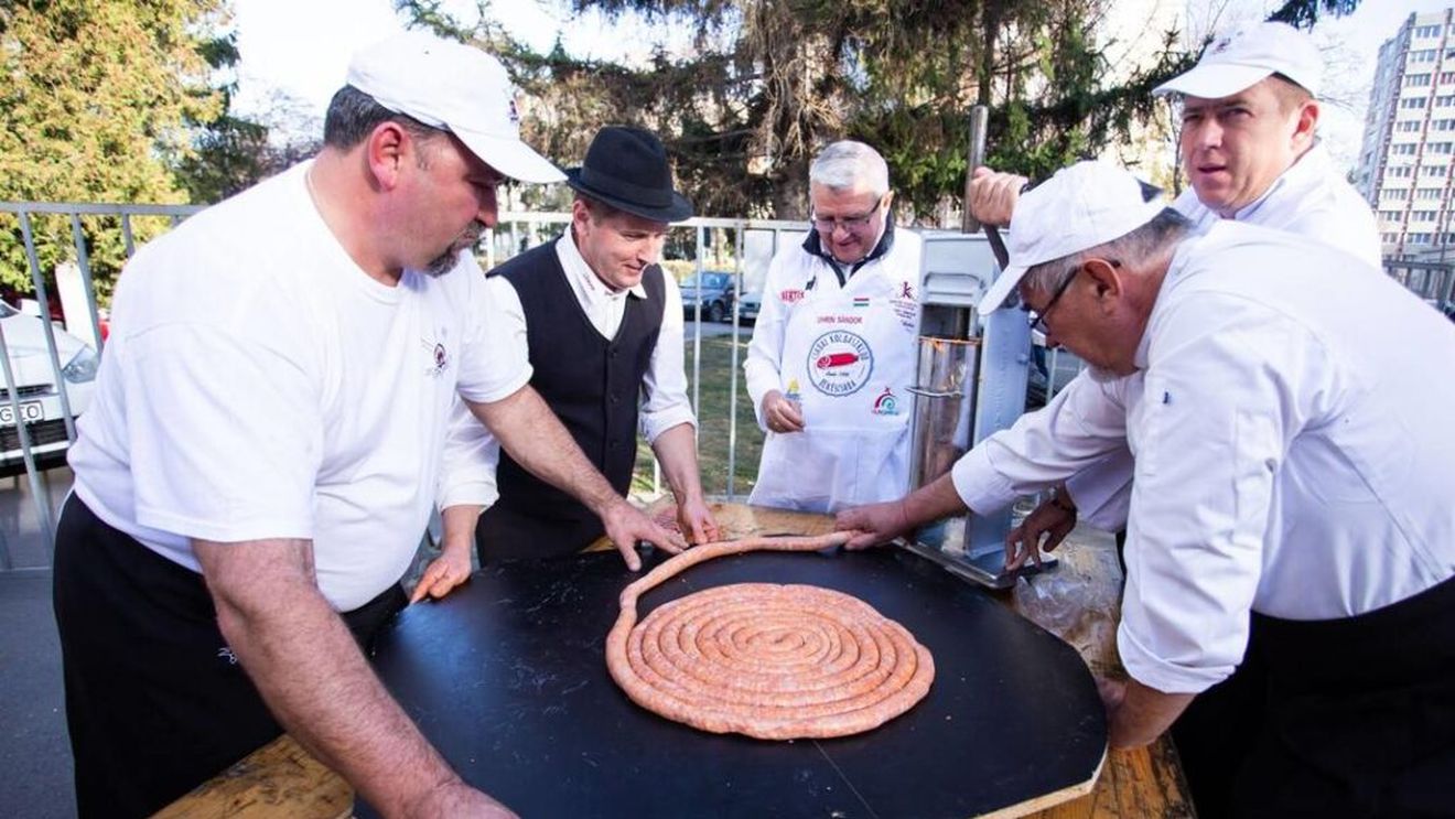 16 echipe înscrise la Parada Cârnaţilor de la castelul Mikes din Zăbala/ Participă profesioniști și bucătari amatori, dar și echipe de copii