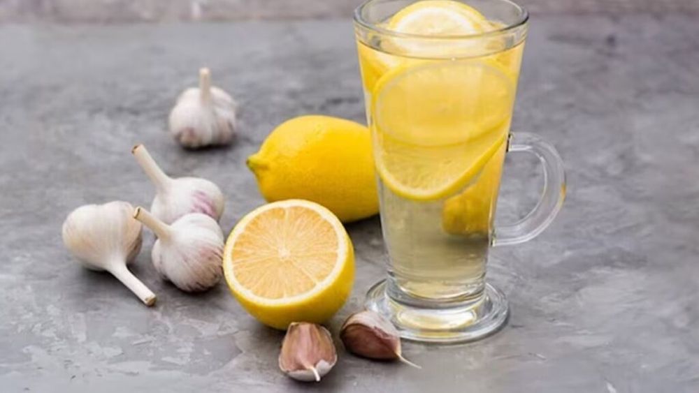Apa cu usturoi, ghimbir și lămâie îmbunătățește imunitatea și digestia / Ce spun studiile despre efectul acestei băuturi simple