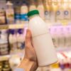 ANALIZĂ | Producția mondială de lapte atinge niveluri record și pune presiune pe prețuri. Specialiștii avertizează asupra unui posibil dezechilibru pe piață