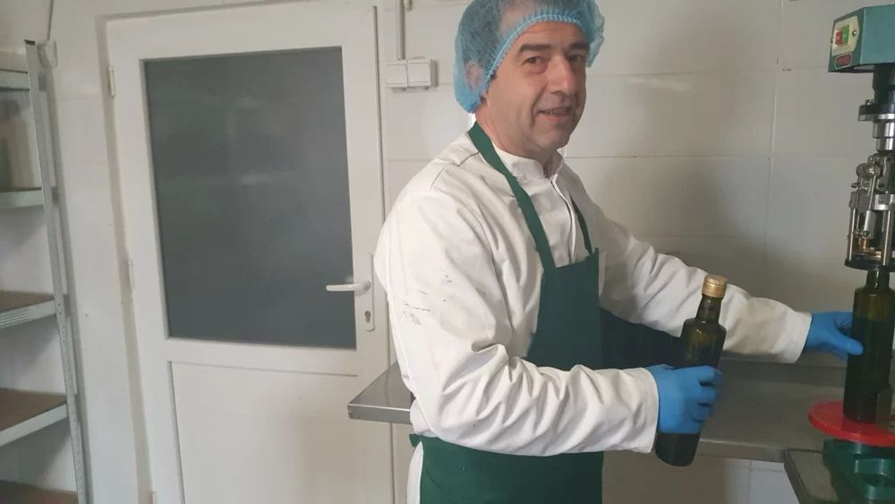 Un sibian procesează la rece ulei de floarea soarelui high oleic, într-un proiect antreprenorial în care a implicat și casa bunicilor