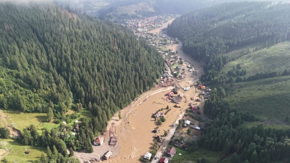 LIVE UPDATE: FOTO-VIDEO | Inundații puternice în Neamț și Suceava: Trei persoane au murit, iar sute de oameni au fost evacuați de autorități / Terenuri agricole, afectate de viituri / 22 de persoane, izolate într-o pensiune