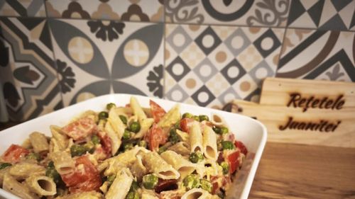 Rețetele Juanitei | Paste cremoase cu mazăre proaspătă sau congelată și roșii/ Trebuie să profităm de legumele proaspete de primăvară/ Ideal și pentru vegani | FOTO