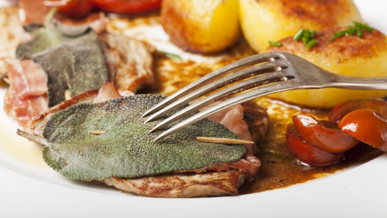 Prânzul de duminică. Saltimbocca sau feliile de carne de vită cu prosciutto care „sar singure în gură”. Este una dintre cele mai cunoscute rețete italiene