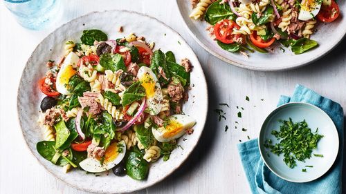 Pastele de vineri seara. O salată niçoise peste care adăugăm fusilli sau penne fierte și răcite. Idee savuroasă de cină rece, de vară, gata în jumătate de oră