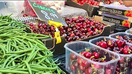 VIDEO | Bogăție de legume și fructe de primăvară în piețele de la Mediterana. Cât costă pepenii, roșiile sau sfecla