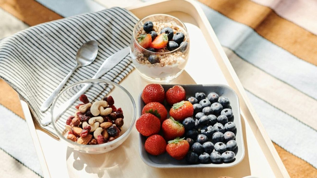 Un oncolog dezvăluie ce mănâncă zilnic la micul dejun / Delicioasă și plină de nutrienți, combinația de cereale integrale, fructe și oleaginoase îți poate întări apărarea împotriva cancerului