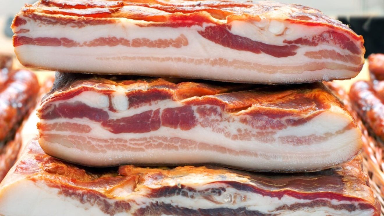De ce unele rețete folosesc guanciale dar nu pancetta, altele pancetta, dar nu bacon, sau guanciale, dar nu lardo. Care este diferența între aceste preparate italiene foarte grase și baconul de origine englezească