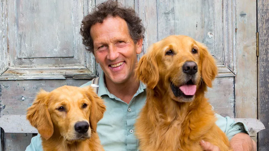 Monty Don alături de cei doi câini golden retriever ai lui