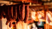 Un obicei vechi explică de ce cârnații făcuți acasă erau atât de gustoși / Puțini mai respectă această regulă