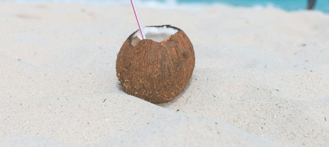 Apa de cocos tinde să nu mai fie doar un produs de nișă în România. Magazin online: Vânzările au crescut cu 318% în această vară / Produsul începe să fie folosit și în deserturile artizanale