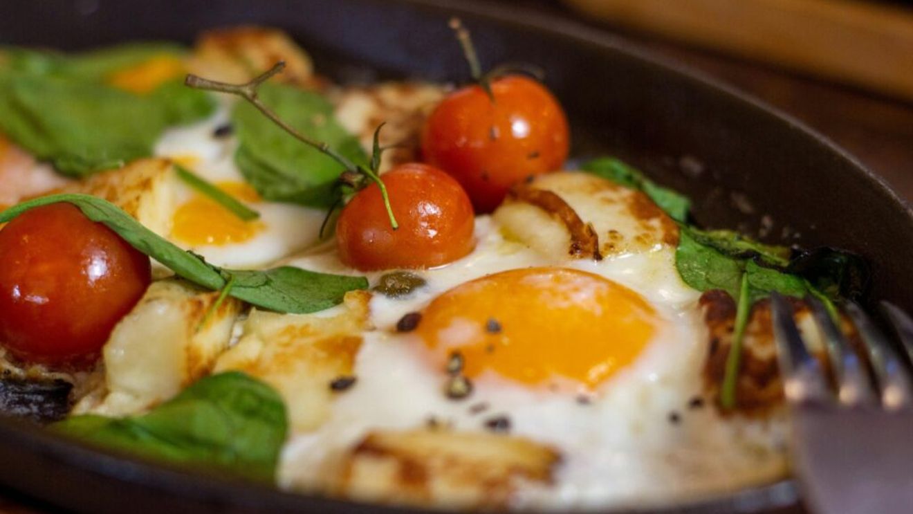 Oul fiert la temperatură joasă, o delicatesă culinară cu albușul parțial coagulat și gălbenușul lichid sau moale/ Cum și la ce temperatură se gătește perfect