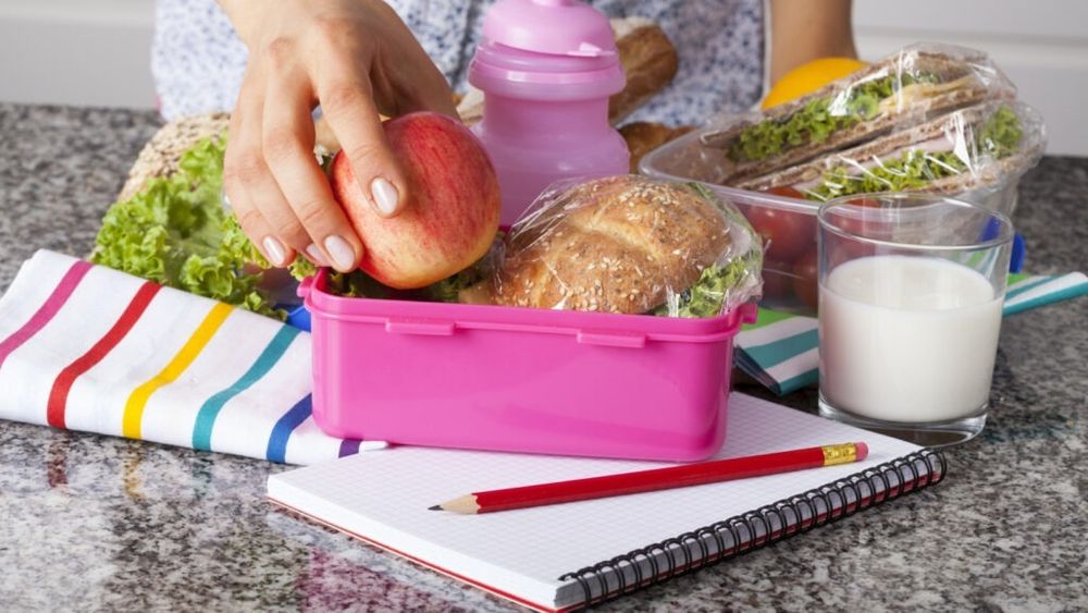 Un pachețel pentru școală a stârnit furtună pe internet / Comentariile internauților au oscilat între teme precum sănătate, acuzații de aroganță și lipsurile din România: „Când puneți astfel de pachete, vă gândiți la cei mai puțin norocoși? Care poate au pâine unsă și atât?”