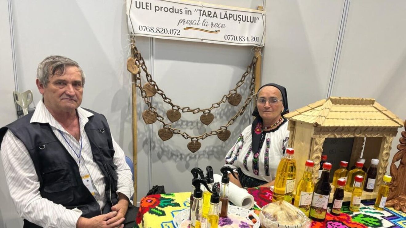 Ulei presat la rece: Micii producători vând la prețuri mari din cauza costurilor mari de producție / Un pensionar de 68 de ani vinde „din mașină” ulei limpezit printr-o tehnologie proprie