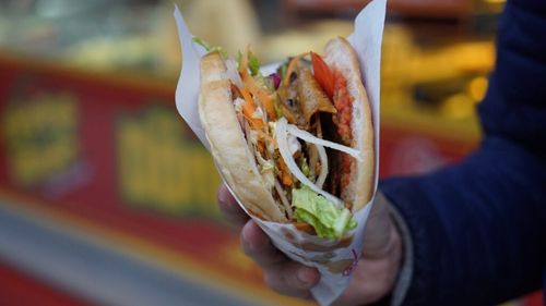 Povestea Döner Kebabului: din Istanbul până în Germania, unde a devenit mâncare emblematică / În România a ajuns în 1991 într-un chioșc de lângă Stadionul Ștefan cel Mare