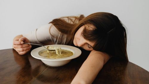 Cea mai bună dietă pentru a învinge oboseala și durerile articulare specifice, dacă suferi de tiroidită autoimună Hashimoto/ Nu mânca produse din soia și consumă cu moderație varză, broccoli și alimente bogate în gluten, pentru că îți pot agrava simptomele