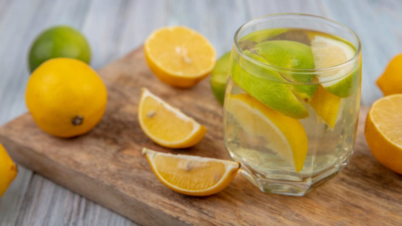 Apă caldă cu lămâie / Ce se întâmplă în corpul tău dacă bei zilnic această băutură, explică o dieteticiană