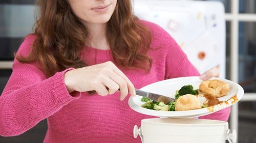 „Sunt student, ce mănânc?”: Giulia încalcă o regulă anti-risipă, mergând înfometată la cumpărături / Așa ajunge să consume „poate jumătate” din alimentele pe care și le-a luat