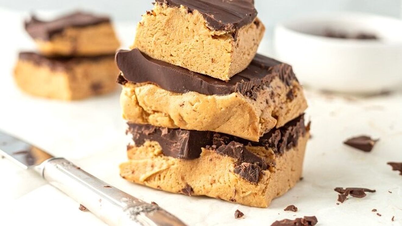 Ceva dulce. Barete de ciocolată și unt de arahide, un desert sau o gustare de luat la birou, gata în 15 minute